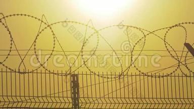 围栏监狱严格制度的剪影铁丝网. 来自难民的<strong>非法</strong>移民围栏。 <strong>非法</strong>移民